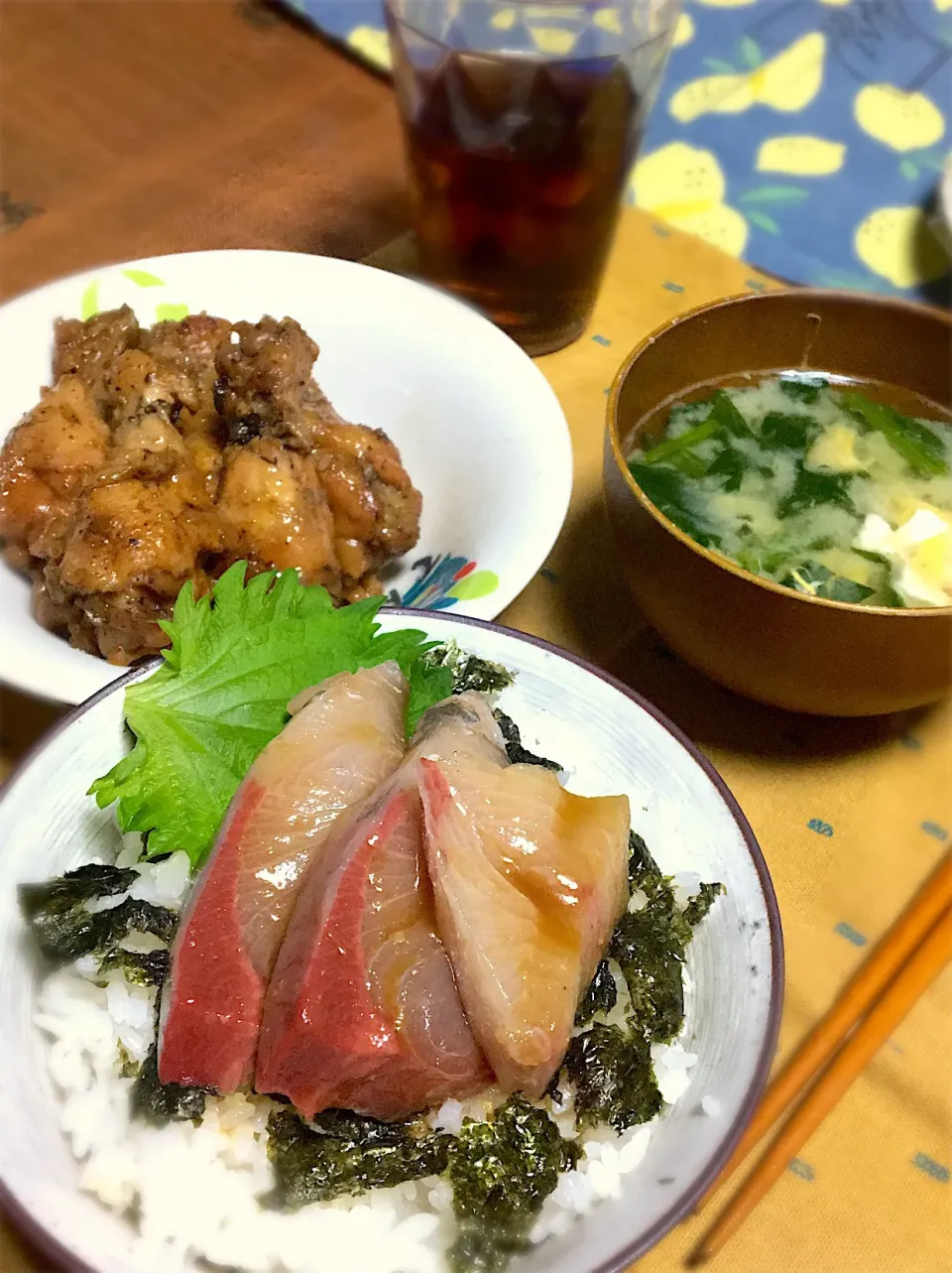 #お夕飯 #ぶり丼 #手羽元の甘辛煮  #マルコメ糀甘酒 

照りってりの手羽元甘辛煮完成✨
お味噌汁の具は、主人が食べたいなぁーと思っていたものだったらしいです💕
愛ですな😘|renharuruさん