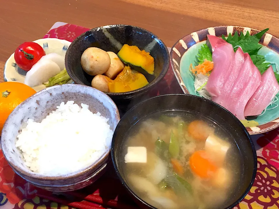 晩御飯
ブリの刺身、かぼちゃの煮物、具沢山味噌汁、白米、漬物、みかん|かよちゃんさん