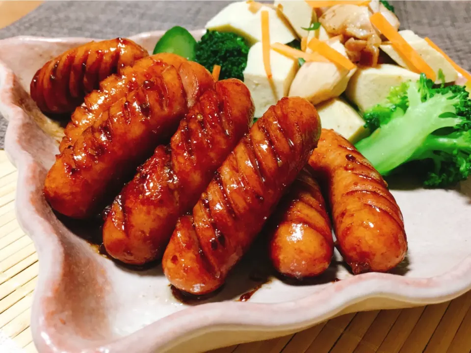 Snapdishの料理写真:からあげビールさんの料理 お弁当におつまみに♡簡単激ウマ♪ソース照りマスウインナー|じゅんけさん