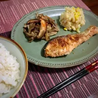 Snapdishの料理写真:塩鮭の胡麻焼き、ツナコーン玉ねぎのポテサラ、レンジのきのこのめんつゆ煮|たまさん