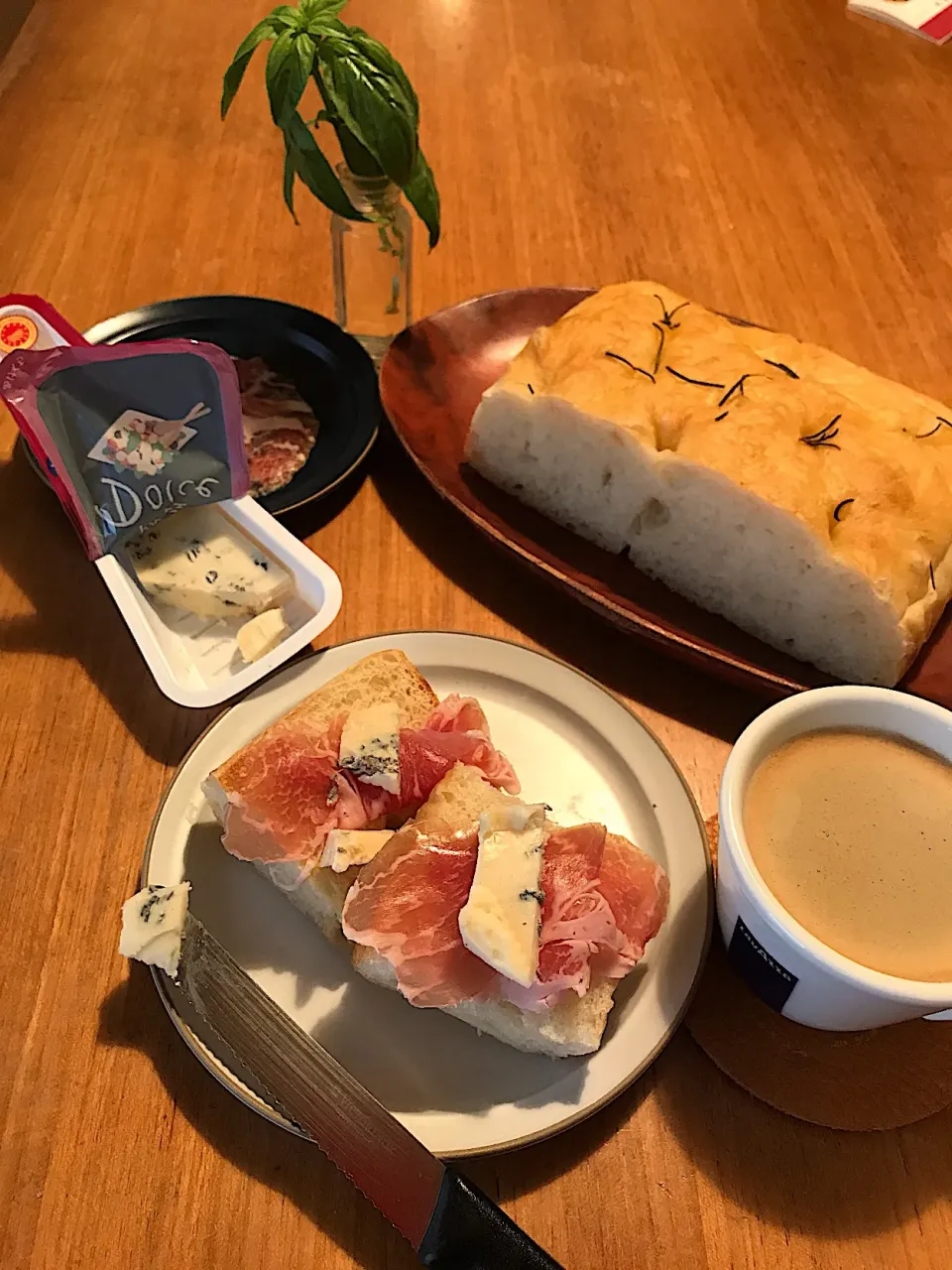 ゴルゴンゾーラ&生ハムのせフォカッチャ🍴|まどさん