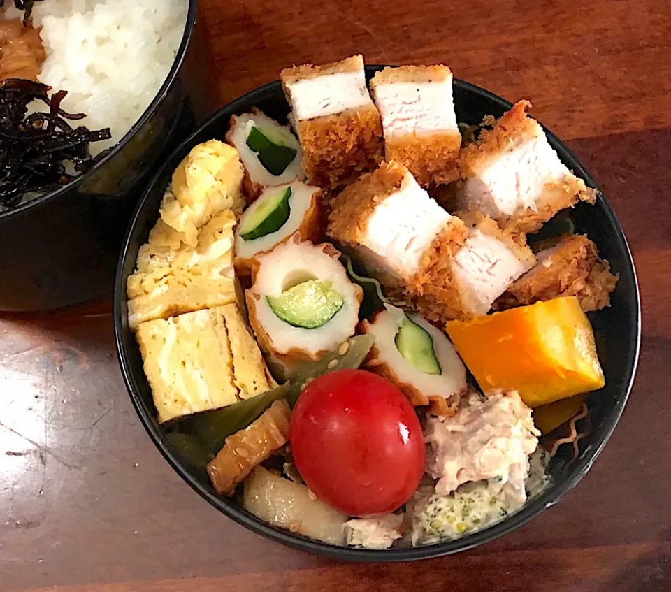 本日もお弁当🍱とんかつ🥩ブロッコリー鯖缶和え🥦（セゾンファクトリーのシーザーサラダドレッシング使用）フキきんぴら🌰キュウリちくわ🥒だし巻き玉子（兵四郎だし使用）昆布佃煮 #息子弁当  #サーモスランチジャー  #とんかつ  #ブロッコリー  #鯖缶  #セゾンファクトリー  #セゾンファクトリーシーザードレッシング  |Yukie  Toriseさん