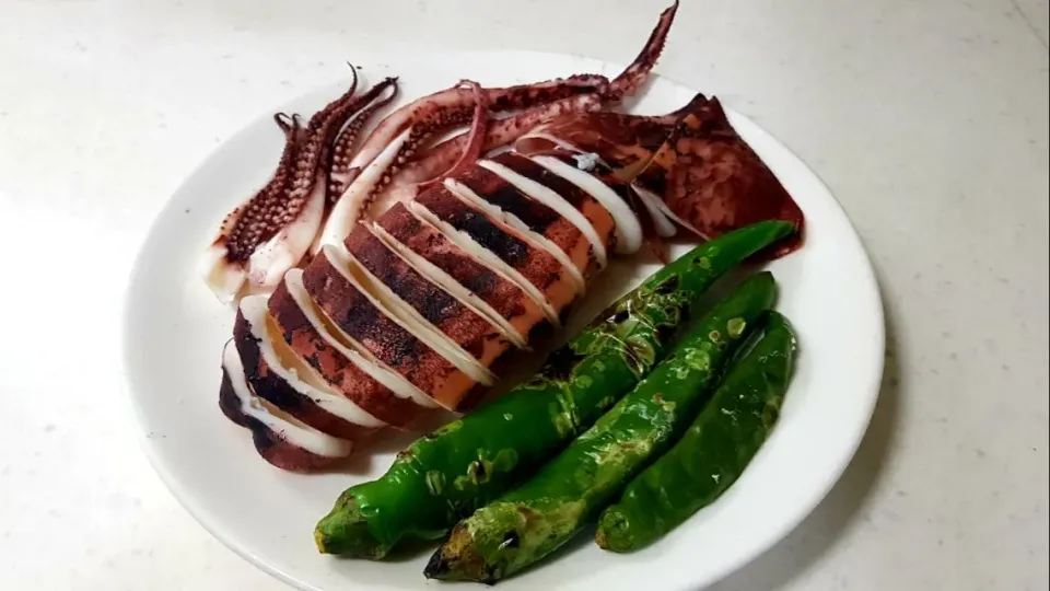 grilled squid on coarse salt|steven z.y.さん