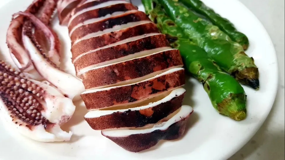 grilled squid on coarse salt|steven z.y.さん