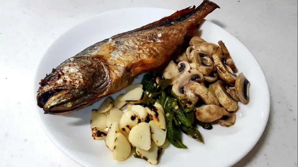 grilled yellow croaker on coarse salt|steven z.y.さん