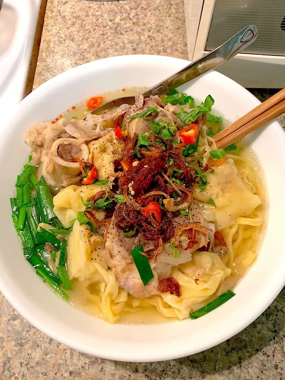 Yellow noodles with wonton soup|Mai Vuongさん