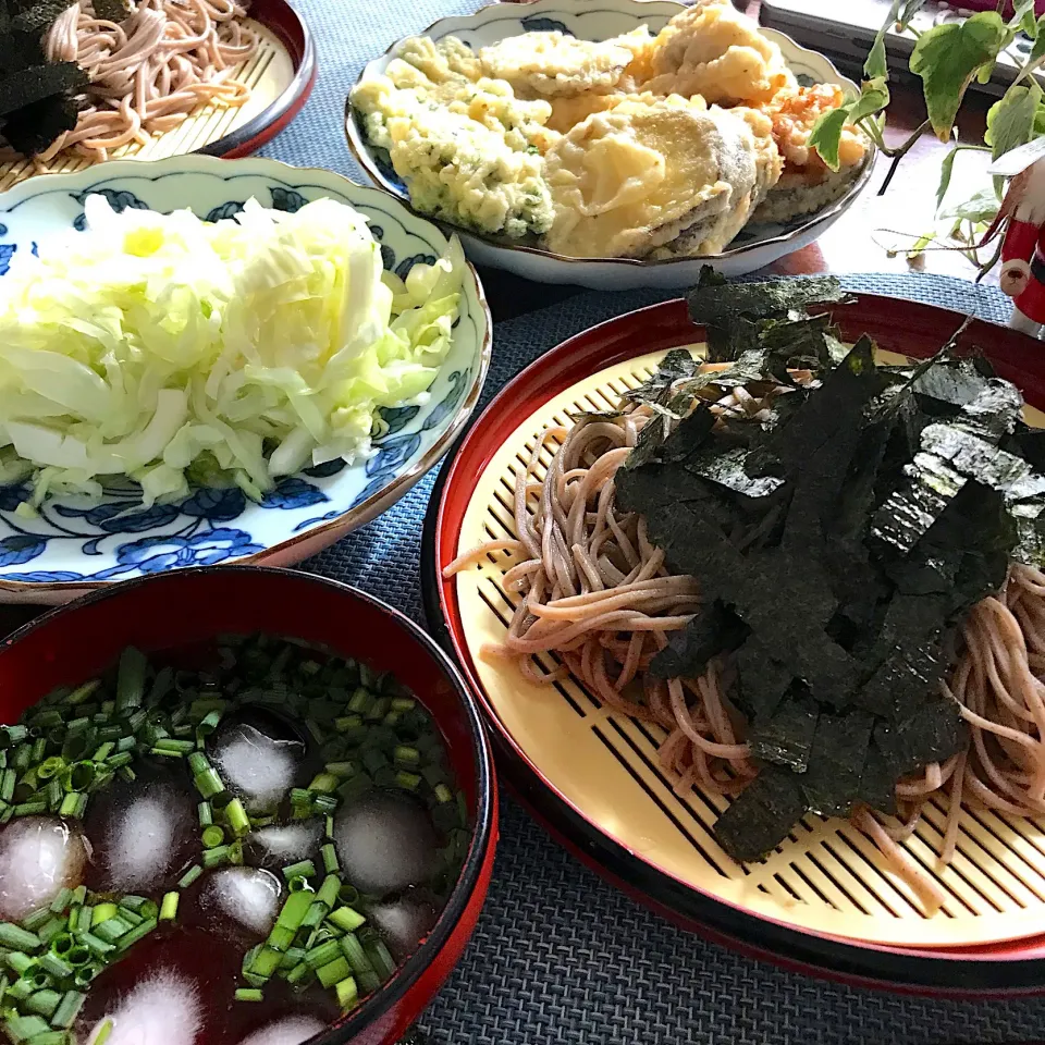 Snapdishの料理写真:ベランダネギの薬味で天ぷらそば|シュトママさん