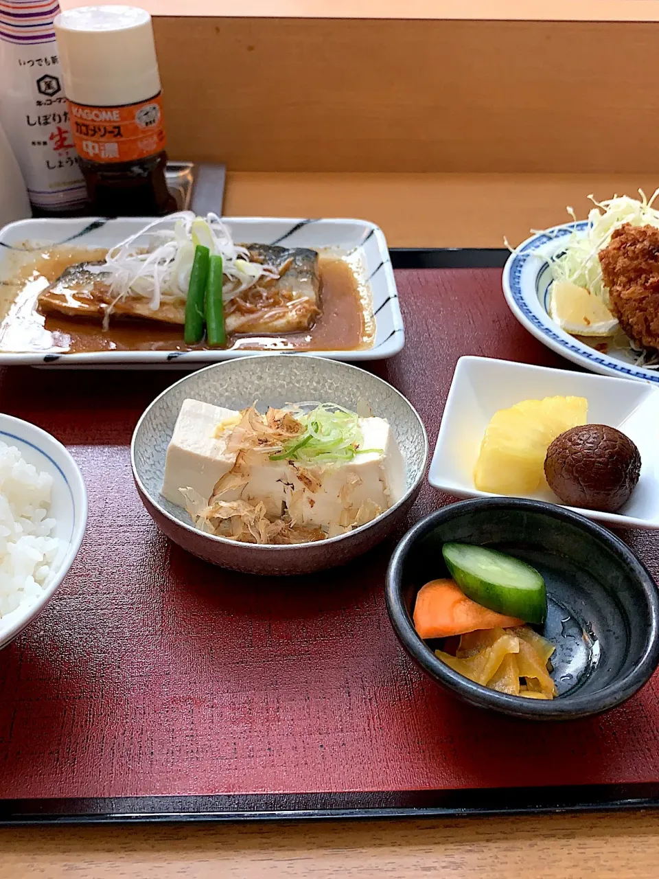 Snapdishの料理写真:サバ味噌煮/広島産カキフライ/冷奴/沖縄風そば|山内博之さん