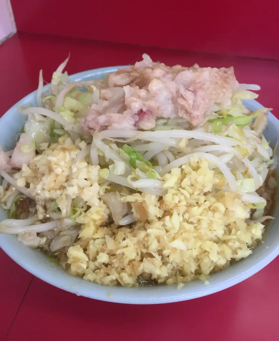 本日のランチ ラーメン二郎中山駅前店で小ラーメン頂きました🍜  コールは、麺半分、ニンニク、ヤサイ、ショウガ、アブラ  ショウガのトッピング美味しかった😋 ご馳走様でした🙏  #ラーメン二郎中山駅前店  #ラーメン|NOMU'S キッチン🍳さん