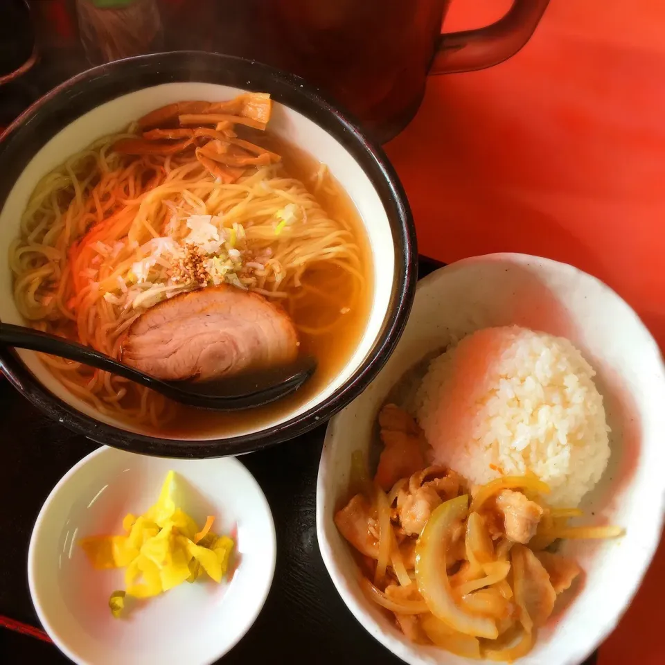 お昼ごはん、塩ラーメンと生姜焼きのセット|konjironさん