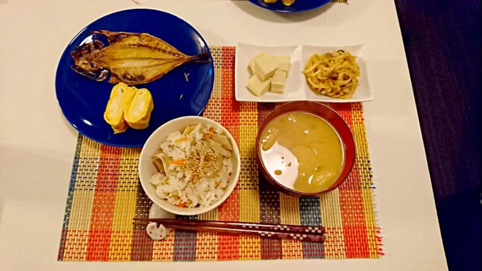 今日の夕食 あじの開き、切り干し大根の炒め物、高野豆腐の煮物、舞茸の塩麹炊き込みご飯、SDモニター☆甘酒使用の卵焼きと玉ねぎの味噌汁|pinknari🐰🌈さん