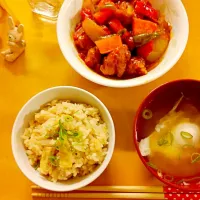 Snapdishの料理写真:💕帆立貝柱缶と大根の炊き込みご飯💕
帆立のだしが効いて、お焦げも美味しい炊き込みご飯💕