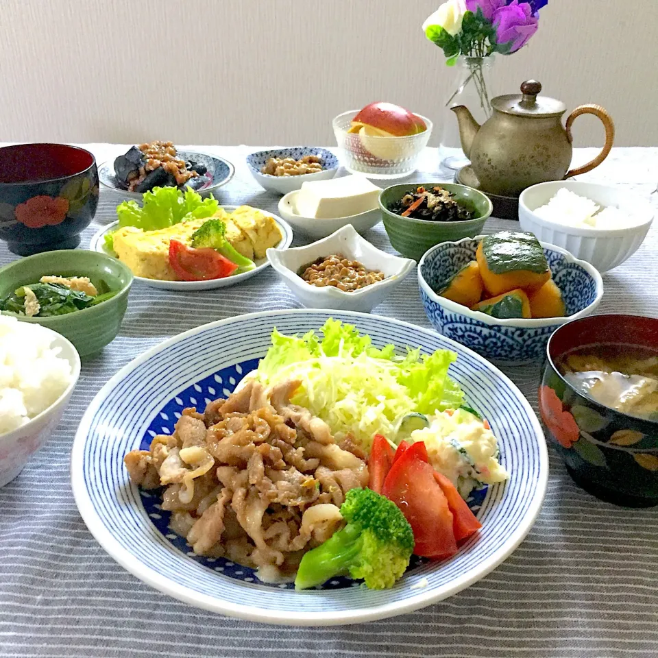 豚こま生姜焼き、しらす入りだし巻き卵、かぼちゃ煮、ひじき煮、蒸し茄子梅酢和え、小松菜煮浸し、豆腐とわかめの味噌汁、納豆ごはん、りんご #晩ご飯|ゆかりさん