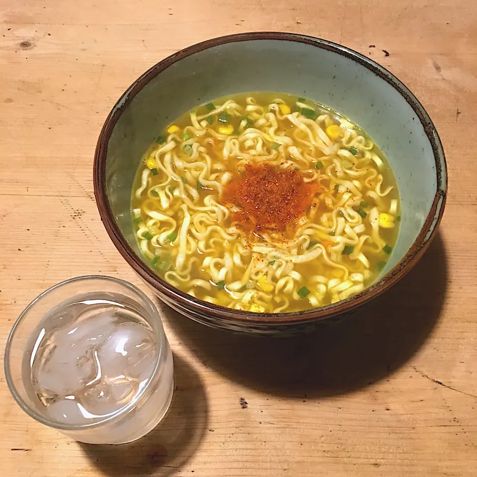 午前さまのシメ‼︎
 #夜食  #ノンカップ麺  #〆はうどん  #カレーうどん  #焼酎ロック #トーエー食品|Yoshinobu Nakagawaさん