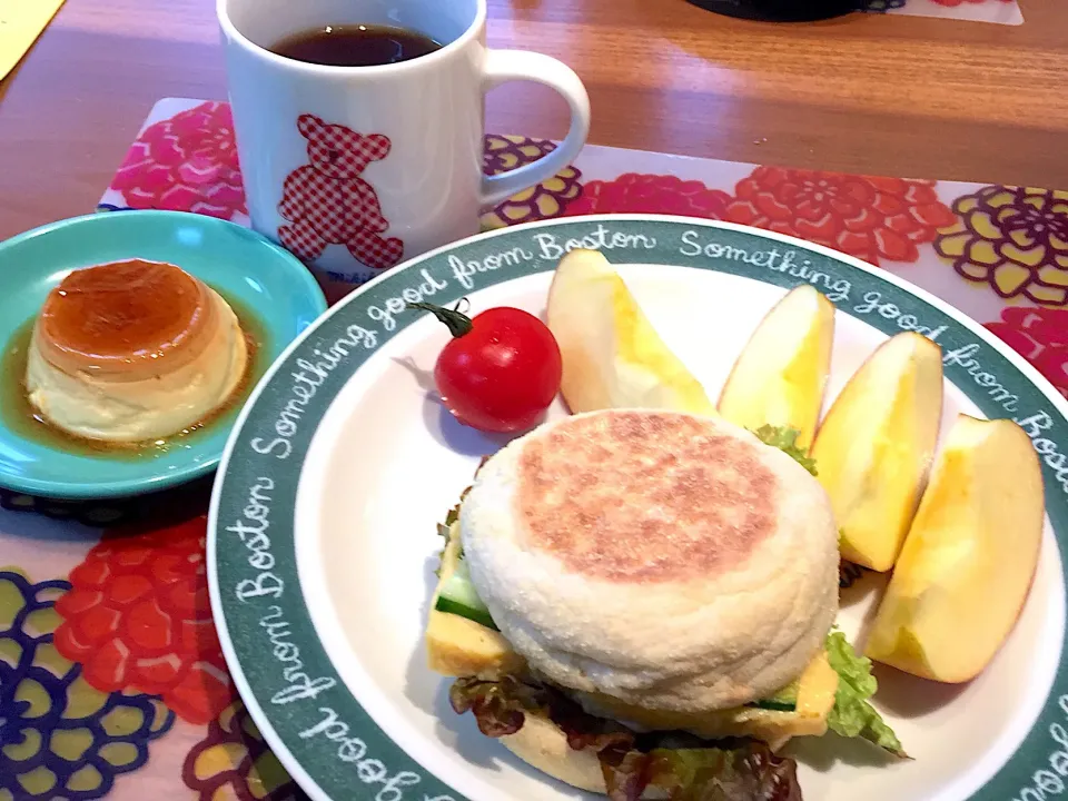 土曜日の朝ごはん
マフィンサンド、りんご、プリン、珈琲|かよちゃんさん