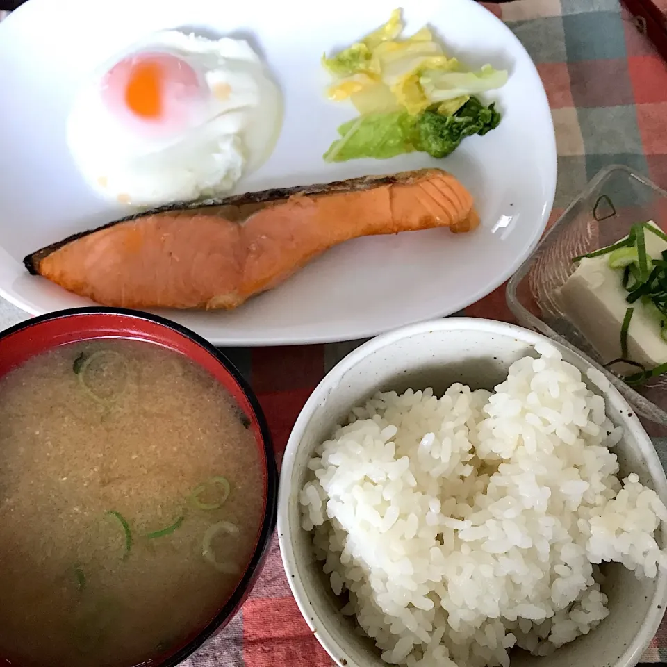 焼鮭、目玉焼き、奴、お新香|純さん