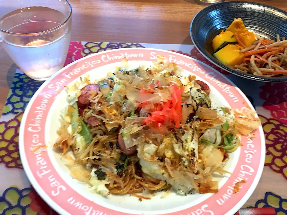 土曜日の昼御飯
焼きそば、かぼちゃの煮物、きんぴらゴボウ|かよちゃんさん