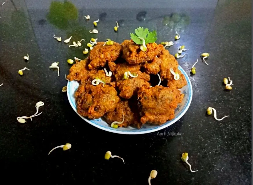 Snapdishの料理写真:Sprouted pakode|Aarti Nijapkarさん