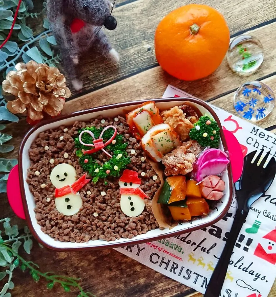 Snapdishの料理写真:娘弁当☺️  クリスマスのそぼろご飯☃️
ちくわピザ  から揚げ|e  satoさん