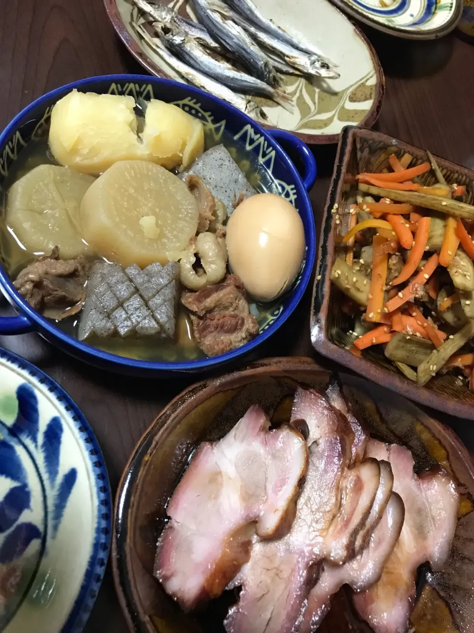 12月8日晩ご飯。きんぴらごぼう、めざし、残りのおでん、貰ったチャーシュー。|あやさん