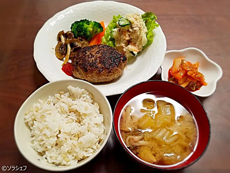 Snapdishの料理写真:今日の晩ご飯
　★もち麦入りご飯
　★ハンバーグ
　★ツナポテサラ
　★温野菜
　★きのこのペペロンチーノ|ソラシェフさん