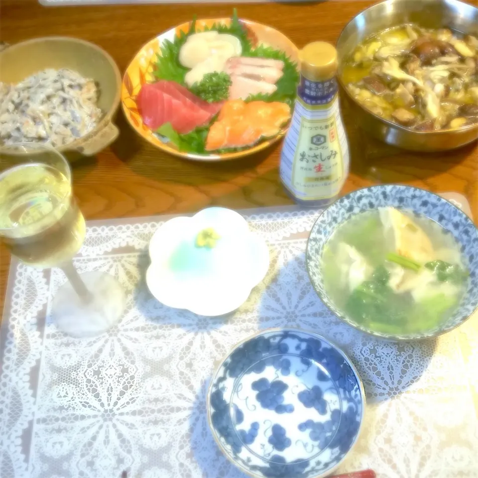 Snapdishの料理写真:牡蠣と椎茸と舞茸のアヒージョ、刺身盛り合わせ、蓮根牛蒡の黒胡麻マヨサラダ|yakinasuさん