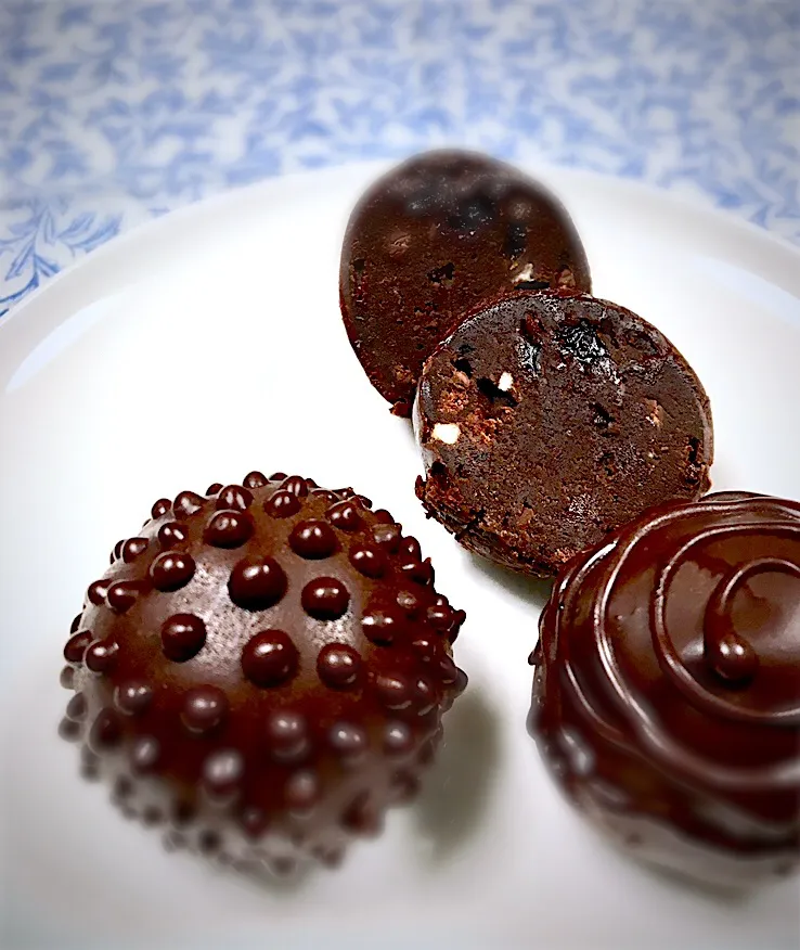 Chocolate Rum Balls 
マリンさんの料理 美味し～い自家製ラムレーズンの漬け方♡|gonbenさん