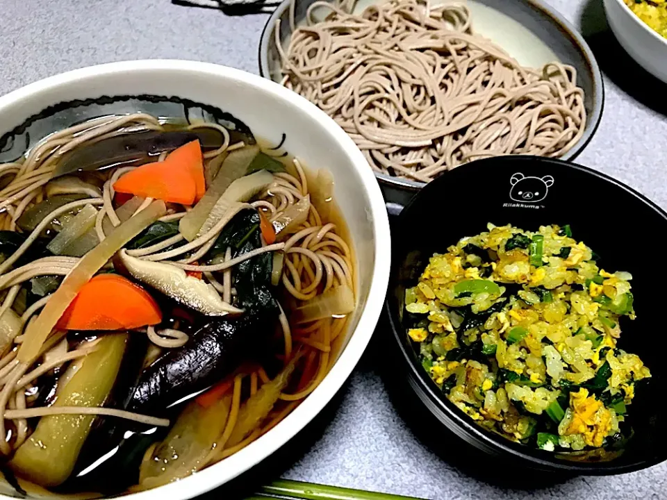 思ったより多かったww  #夕飯  具沢山野菜きのこ蕎麦、おかわり用蕎麦、カレー風味バター炒飯|ms903さん