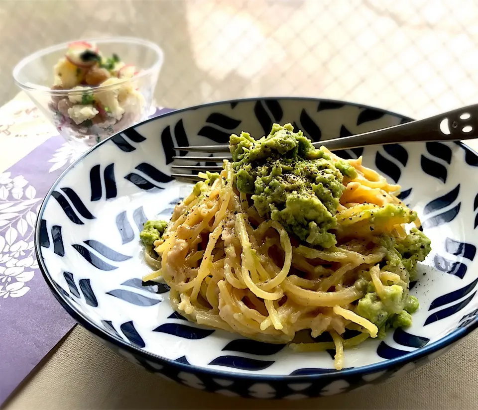 昼ごはん  アボツナクリームパスタ🥑追いアボトッピング|砂雪さん