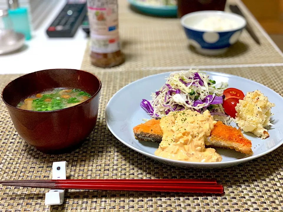 サーモンフライタルタルソース、ポテトサラダ、なめこの味噌汁。|yukiさん