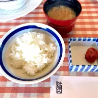 Snapdishの料理写真:ご飯・豚汁・梅干し|二川弥生さん