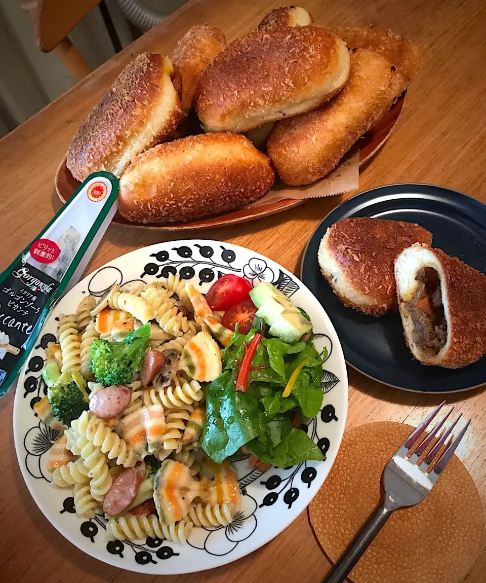 ランチにカレーパン&ゴルゴンゾーラでパスタ🍴|まどさん