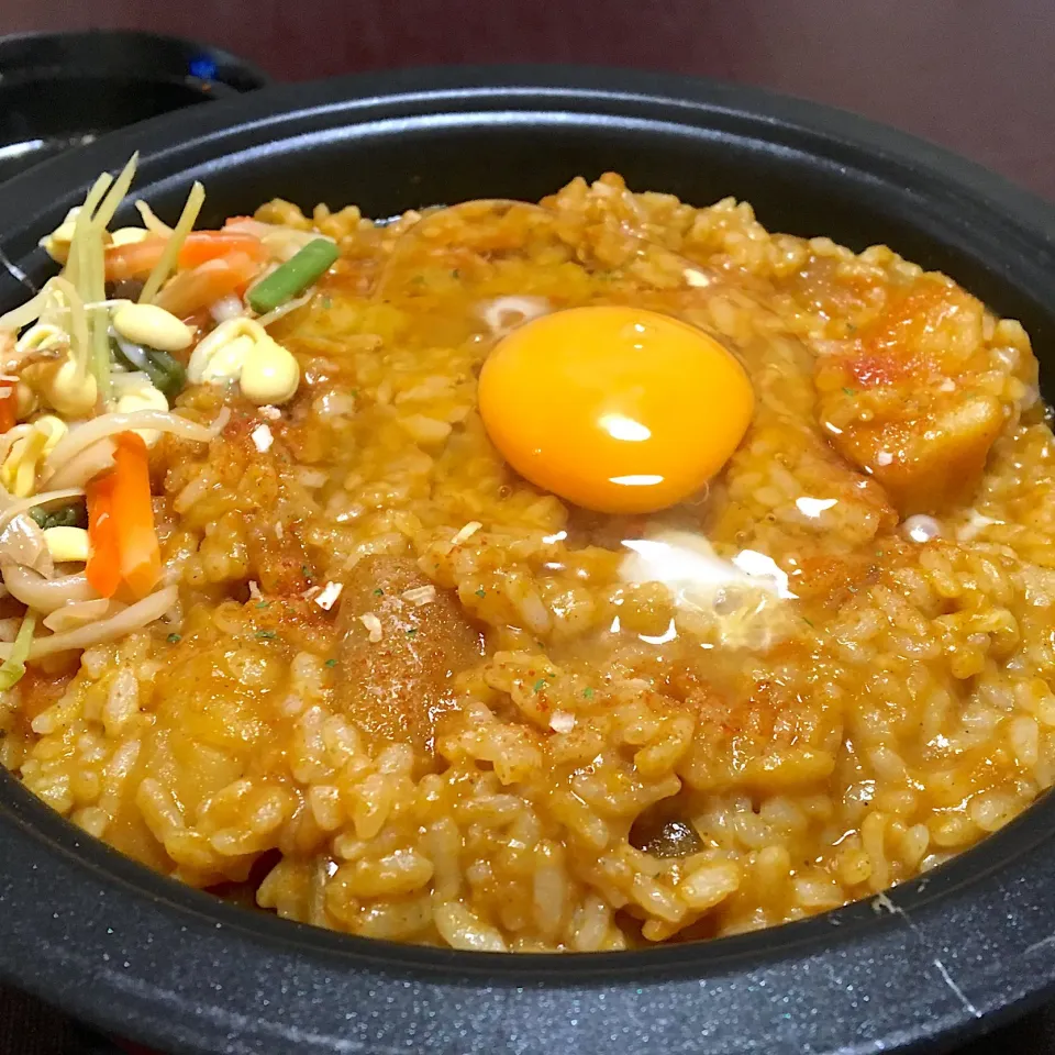 宿ぐらしの昼ごはん☀️☀️☀️
見た目が自由軒風カレー  ホットプレート低温で焼きながら。
に、もやしナムルを添えて。
ごはんスープ|ぽんたさん