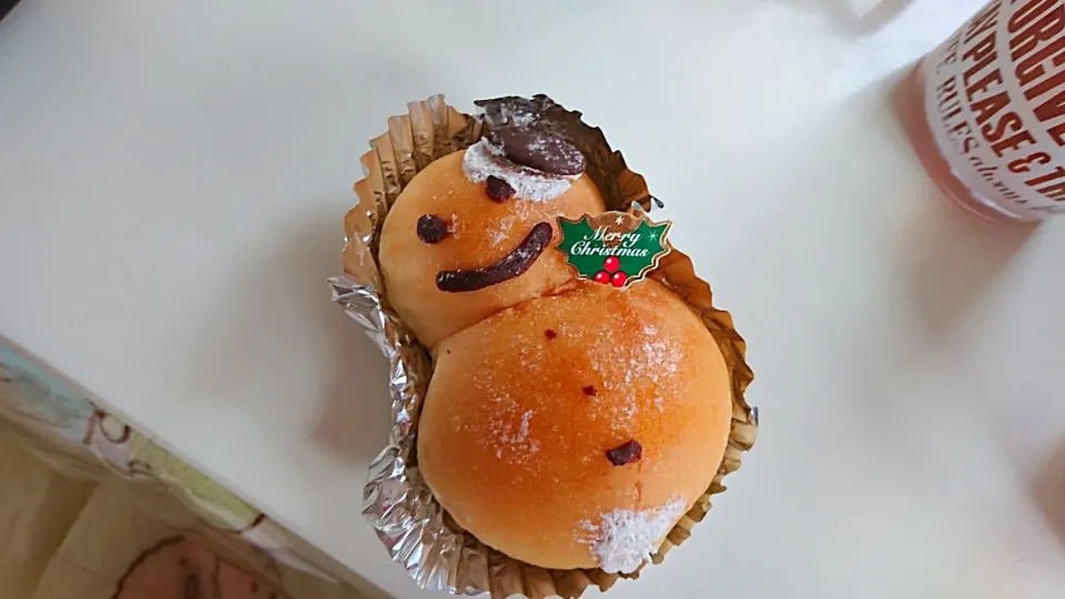 Snapdishの料理写真:カスタードクリーム雪だるま☃️🥖|mky710801さん