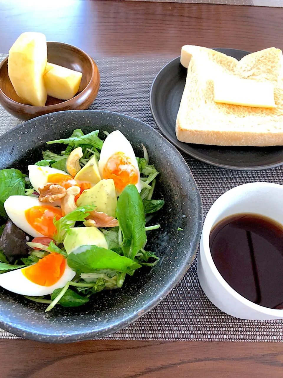 Snapdishの料理写真:#今朝の朝ごパン#塩茹で玉子#アボガド#クルミ#カシューナッツ#ベビーリーフ#シーザードレッシング#チーズ#食パンはヤマザキふんわり#コーヒー#山形県産林檎ジョナゴールド|笙　みかんさん