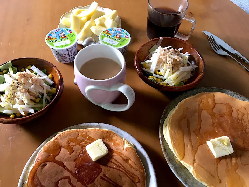 まったり休日のブランチ|ｮ'ω'〃)おそようございます♪
ホットケーキ
大根のサラダ
珈琲
ヨーグルト
りんご🍎|さくたえさん