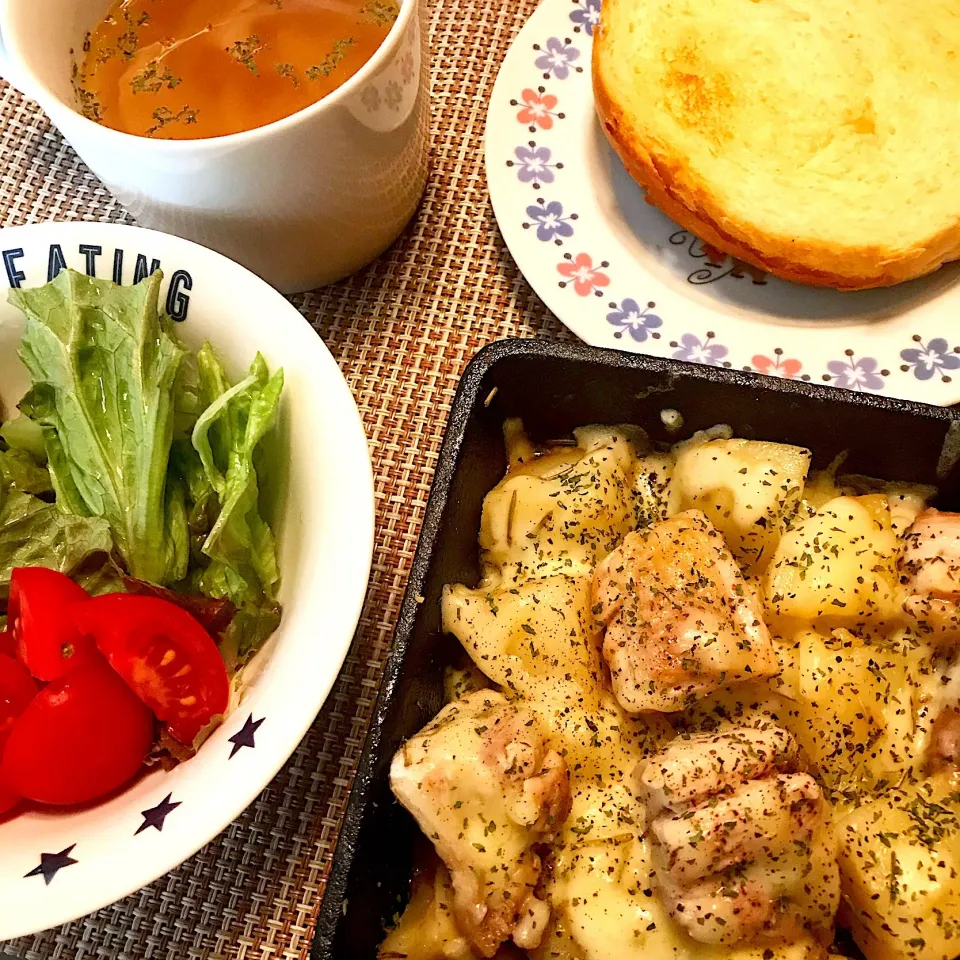 チキンとポテトのハーブチーズ焼き♡コンソメスープ♡手作りパン♡|まゆかさん