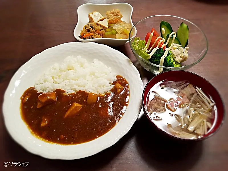 今日の晩ご飯だよ(*^^*) 
★チキンカレー
★野菜サラダ 
★煮物三種 
★ベーコンとえのきの中華スープ|ソラシェフさん