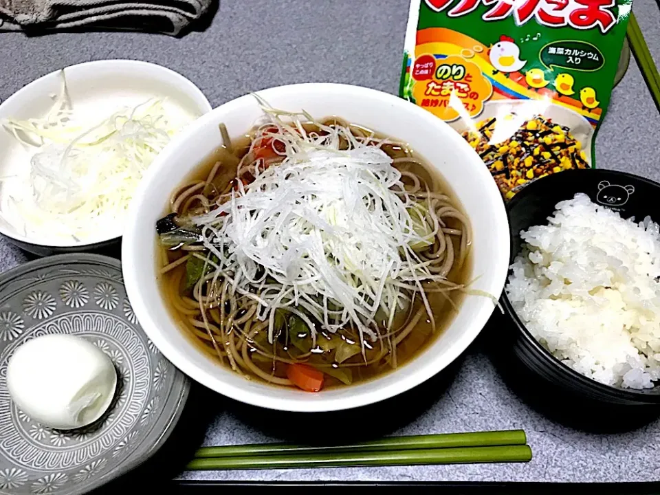 体に優しそうなもんシリーズで  #夕飯 白米、具沢山野菜きのこ大根蕎麦(温)、大根ツマ、茹で玉子(まるごと1個)、のりたま|ms903さん