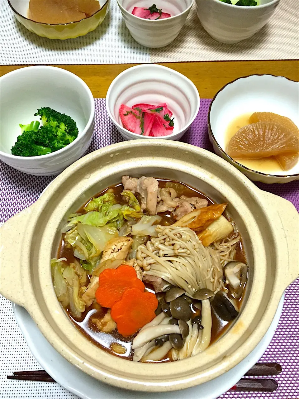 Snapdishの料理写真:味噌煮込みうどんの晩御飯🍲
赤大根の酢の物
大根の煮物
ブロッコリー|くっきいママさん