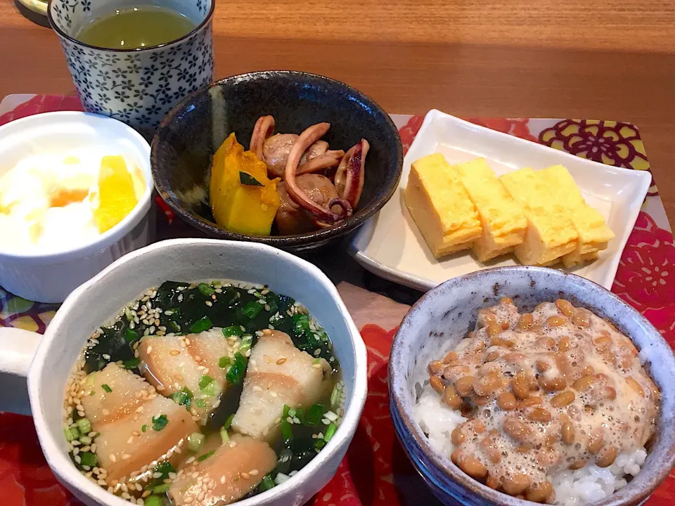 Snapdishの料理写真:朝ごはん
卵焼き、里芋とイカの煮っころがし、かぼちゃの煮物、ワカメと麩のスープ、白米、納豆、パイナップル添えヨーグルト、緑茶|かよちゃんさん