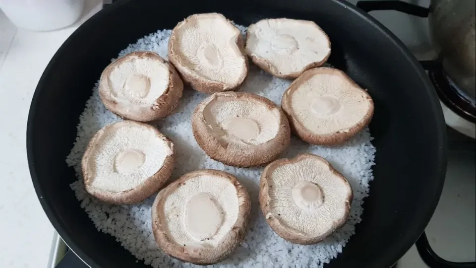 fresh shiitake mushrooms roasted over coarse salt|steven z.y.さん