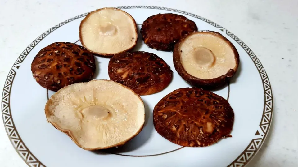 fresh shiitake mushrooms roasted over coarse salt|steven z.y.さん