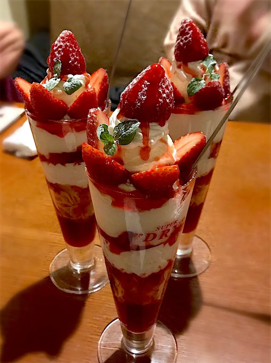 Snapdishの料理写真:居酒屋さんのストロベリーパフェ🍓 2018.12.8|みなさん