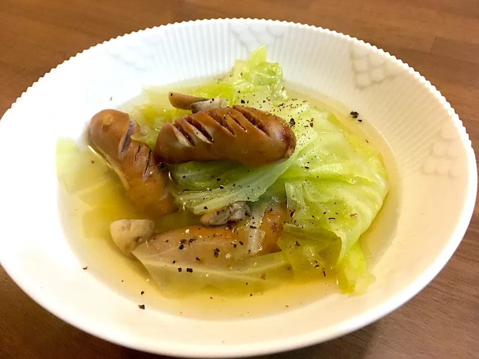 Snapdishの料理写真:キャベツとソーセージのコンソメ煮  キャベツをたくさん食べたい時はこれ〜(^o^)/|リフルシャッフルさん