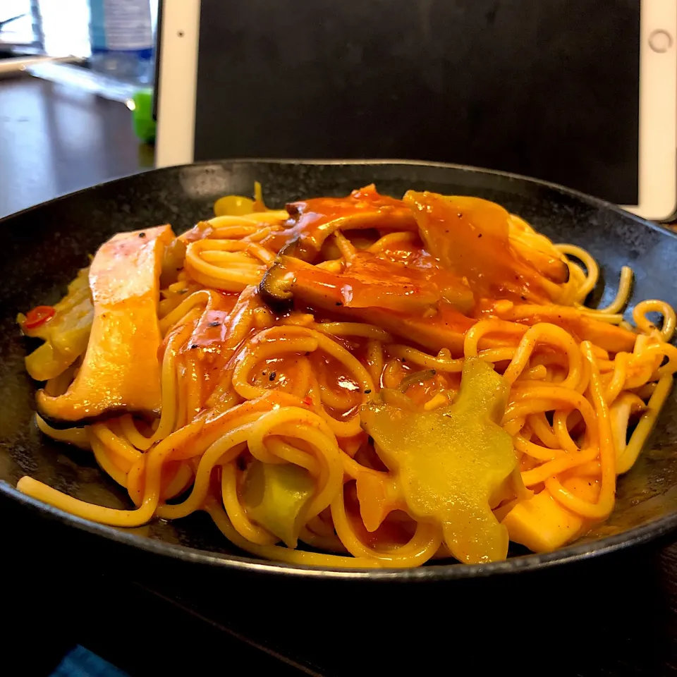 トマト鍋の残りで作ったトマト🍅パスタ(エリンギ、ブロッコリーの茎利用)|KNKさん