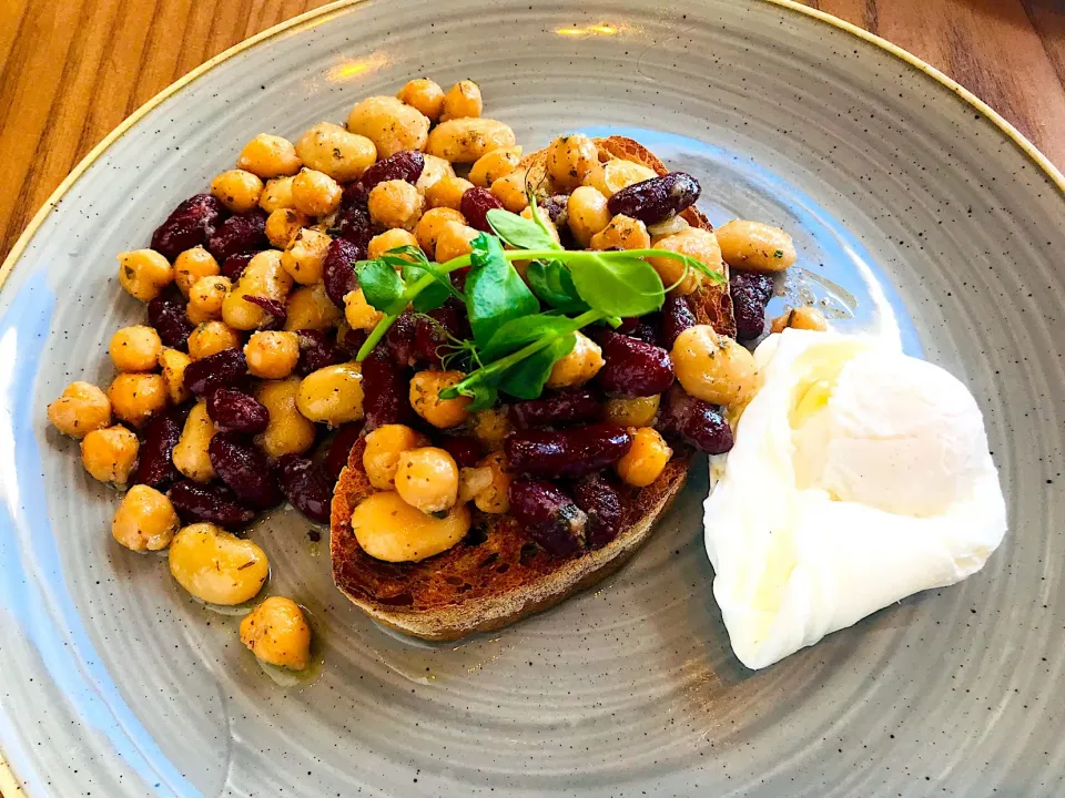 Beans on Toast and poached egg|Sergio Lacuevaさん