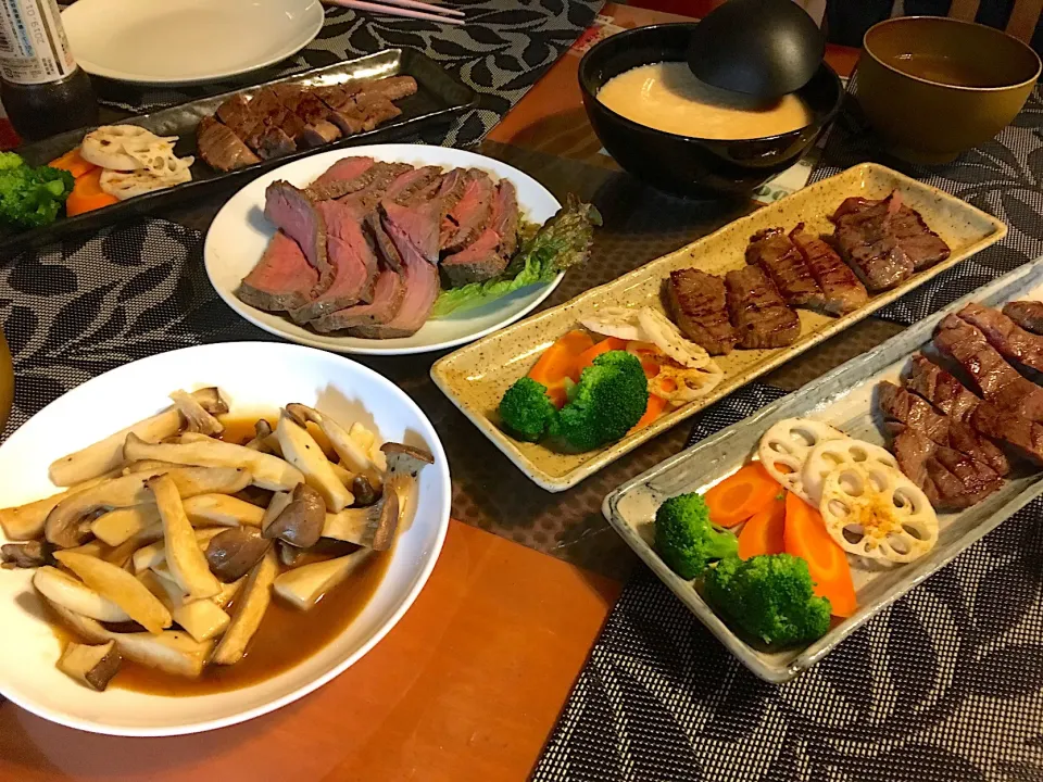 Snapdishの料理写真:仙台土産の牛タンステーキと手作りローストビーフ|mayuさん