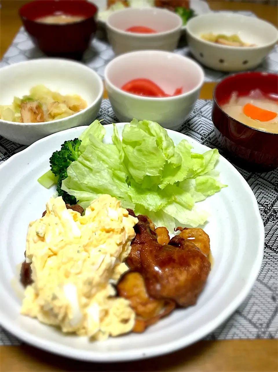 豆腐南蛮の晩御飯2018.12.10
キャベツとさつま揚げの桜エビ煮
トマト
野菜のお味噌汁|くっきいママさん