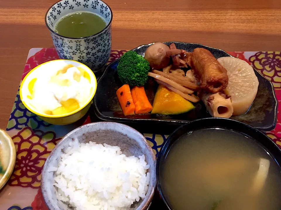 Snapdishの料理写真:朝ごはん
おでん、かぼちゃの煮物、レンコンきんぴら、里芋とイカの煮っころがし、人参レモン焼き、茹でブロッコリー、白米、小松菜と揚げの味噌汁、パイナップル添えヨーグルト、緑茶|かよちゃんさん